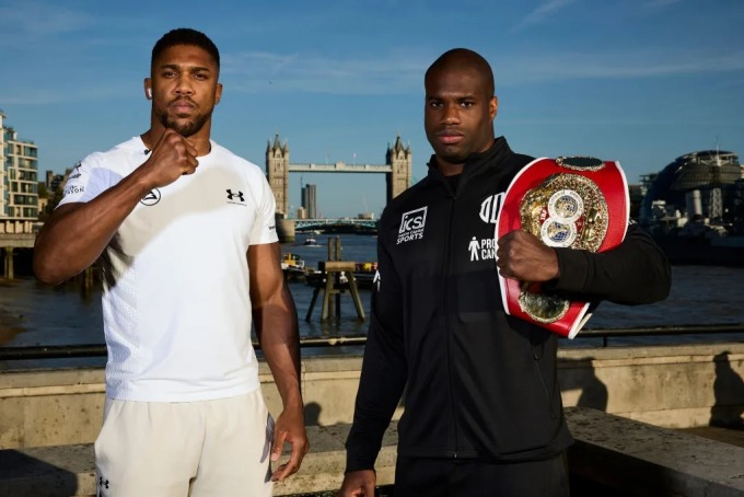 Joshua (trái) và Dubois trong buổi chụp ảnh quảng bá cho trận đấu tại London ngày 16/9. Ảnh: Matchroom Boxing