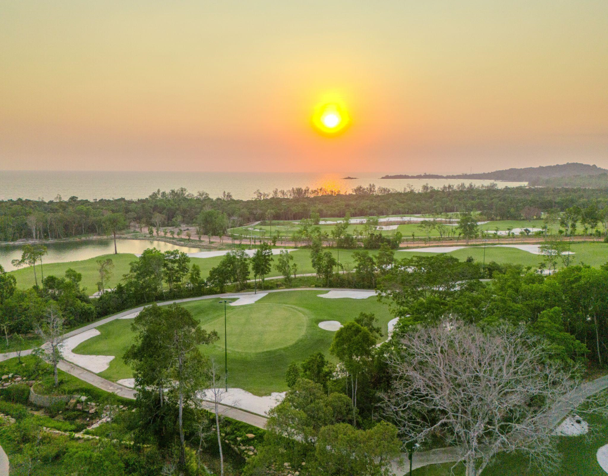 Hoàng hôn trên sân Eschuri Vung Bau Golf. Ảnh: Eschuri Vung Bau Golf